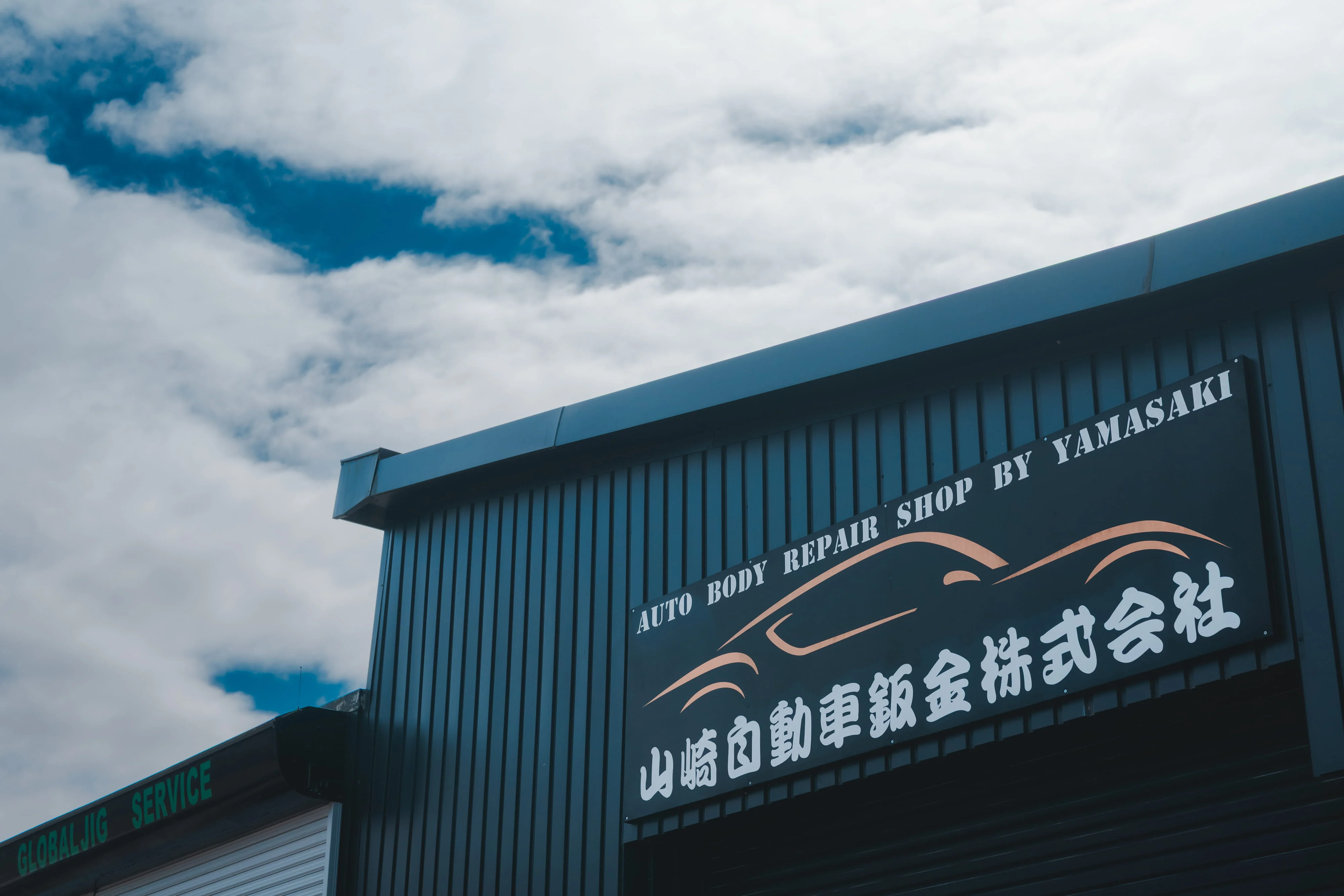 製作した店舗看板を取り付ける現場の様子